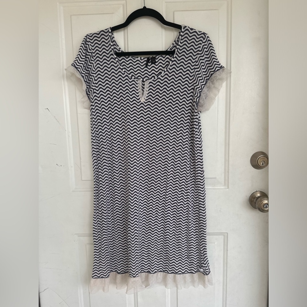 Kori sleep dress laced sleeves and bottom zigzag pattern size L
